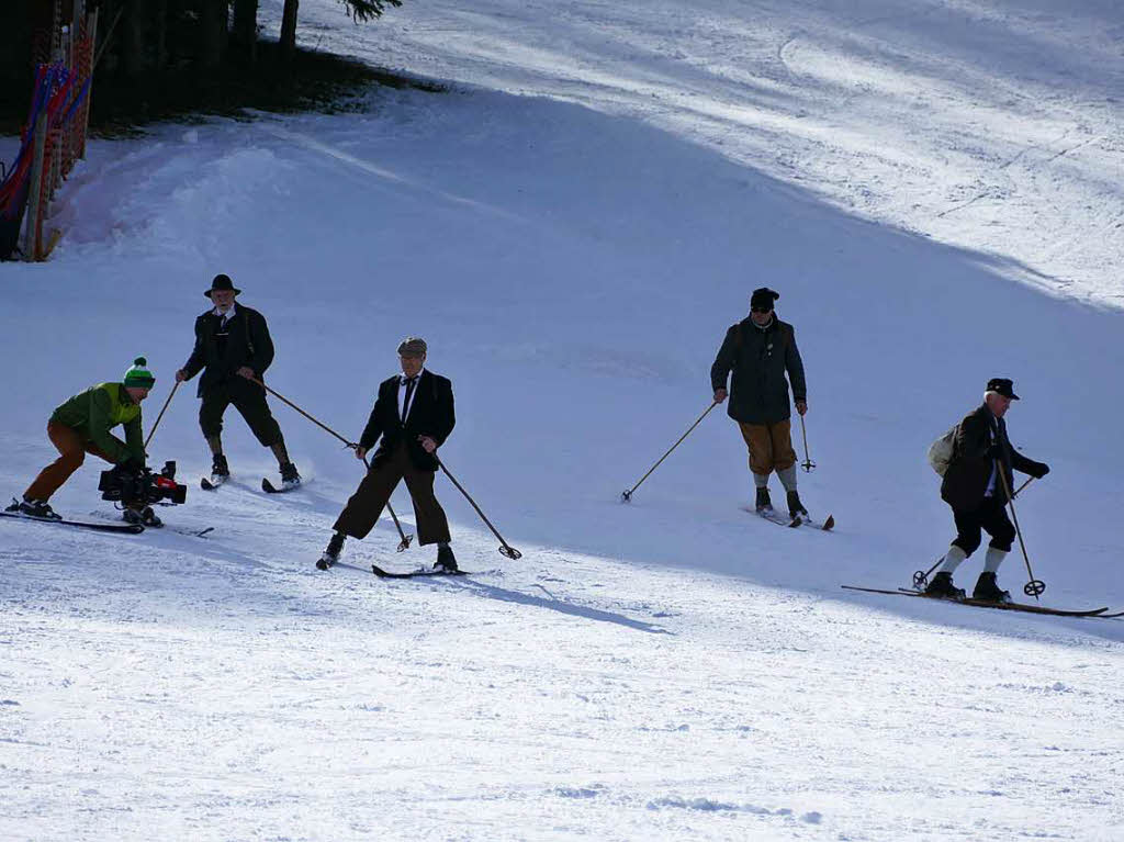 <ppp>und zeigte, wie man in den Anfangsjahren des Skisports zu Tal rutschte.</ppp>