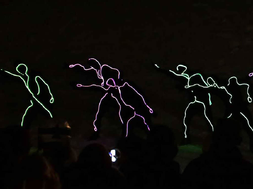Die Fasnachtsfrauen aus Bernau-Kaiserhaus erffneten mit ihrem Tanz am Samstagabend die Skishow.