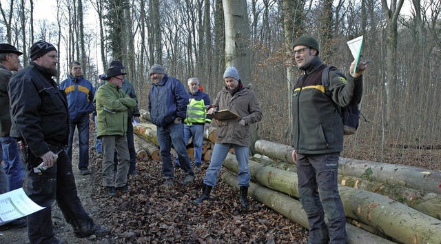 Frster Gerhard Schwab nahm in Hutting...rsaison  letzte Holzversteigerung vor.  | Foto: Ounas-Krusel