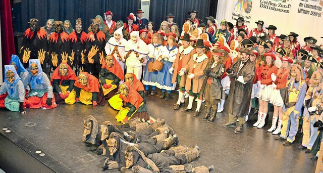 Zum Auftakt der groen nrrischen Show...ie schznfte auf der Festhallenbhne.  | Foto: Liane Schilling