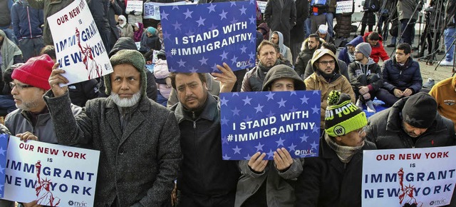 Muslime protestieren in New York gegen  Trumps Einreiseverbot.   | Foto: dpa