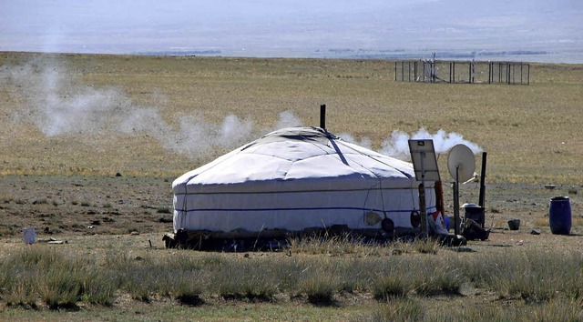 Eine schlichte Behausung ist solch ein Rundzelt in der Mongolei.   | Foto: zvg