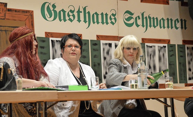 Petra Probst (Mitte) gab die Brgermei...r nachgespielten Gemeinderatssitzung.   | Foto: Horatio Gollin