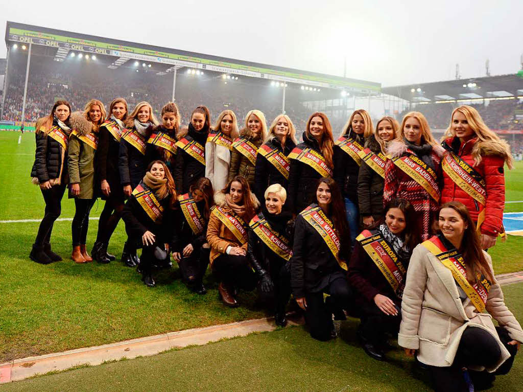Die Kandidatinnen der Miss-Wahl durften sich im Schwarzwaldstadion prsentieren.