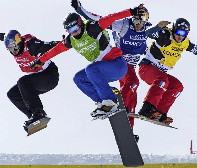 Formationsspringen am Feldberg: Die Snowboarder sorgen fr imposante Fotos.   | Foto: Patrick Seeger (dpa)