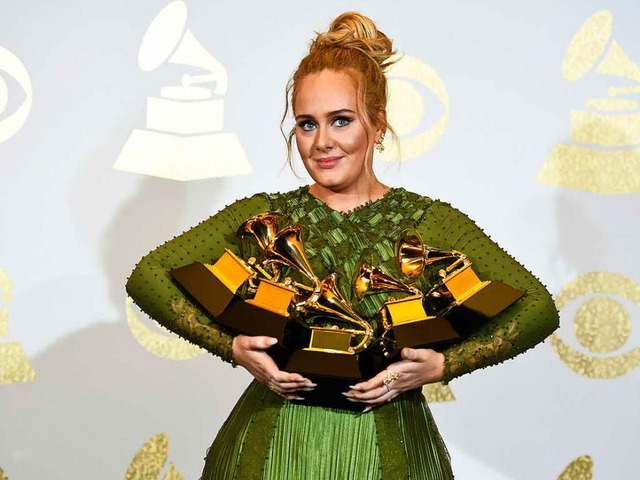 Adele mit ihren fnf Grammys  | Foto: dpa