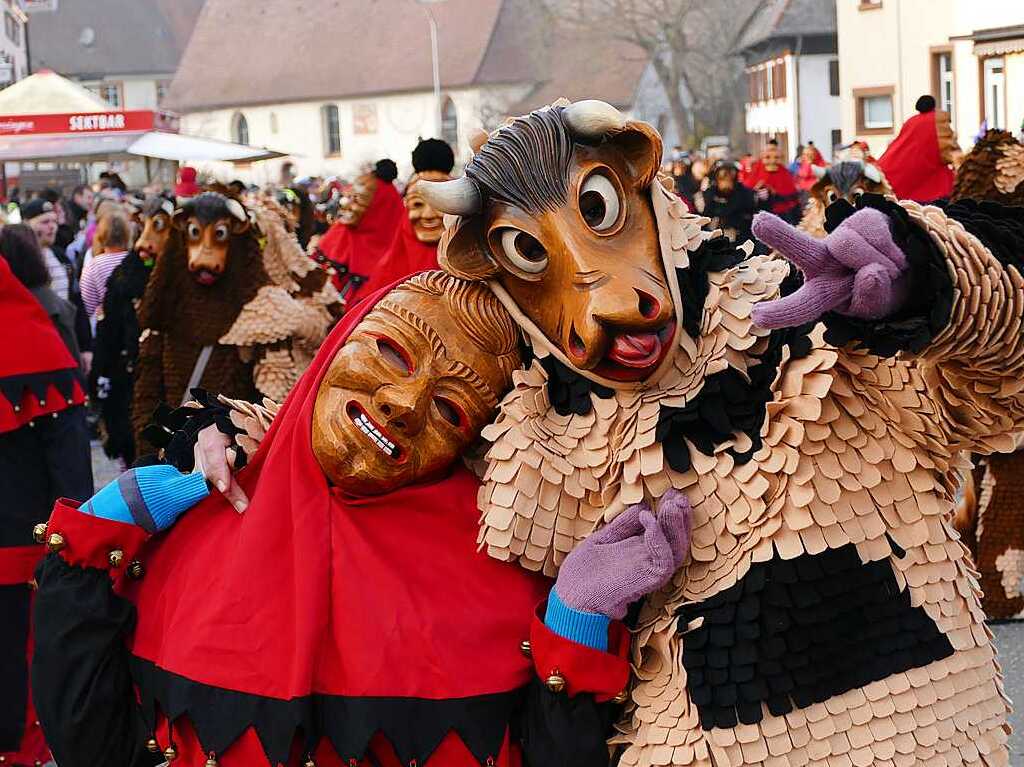 2400 Hstrger, Blaskappeln, Guggemusiken und Narrencliquen verwandelten Zarten beim Jubilum der Schlangenzunft in einen wahrhaftigen Hexenkessel.