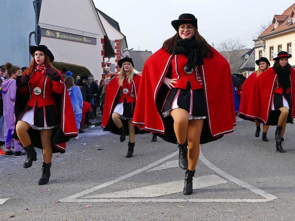 2400 Hstrger, Blaskappeln, Guggemusiken und Narrencliquen verwandelten Zarten beim Jubilum der Schlangenzunft in einen wahrhaftigen Hexenkessel.