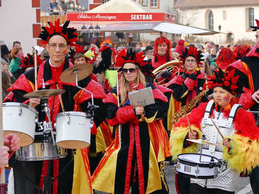 2400 Hstrger, Blaskappeln, Guggemusiken und Narrencliquen verwandelten Zarten beim Jubilum der Schlangenzunft in einen wahrhaftigen Hexenkessel.