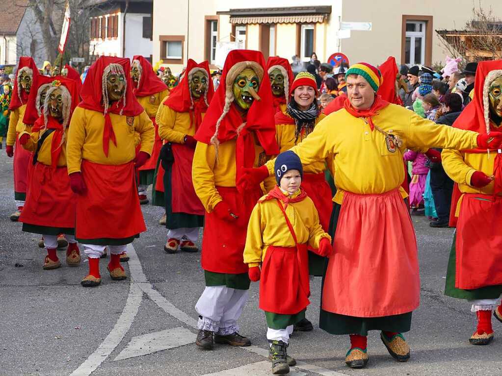 2400 Hstrger, Blaskappeln, Guggemusiken und Narrencliquen verwandelten Zarten beim Jubilum der Schlangenzunft in einen wahrhaftigen Hexenkessel.