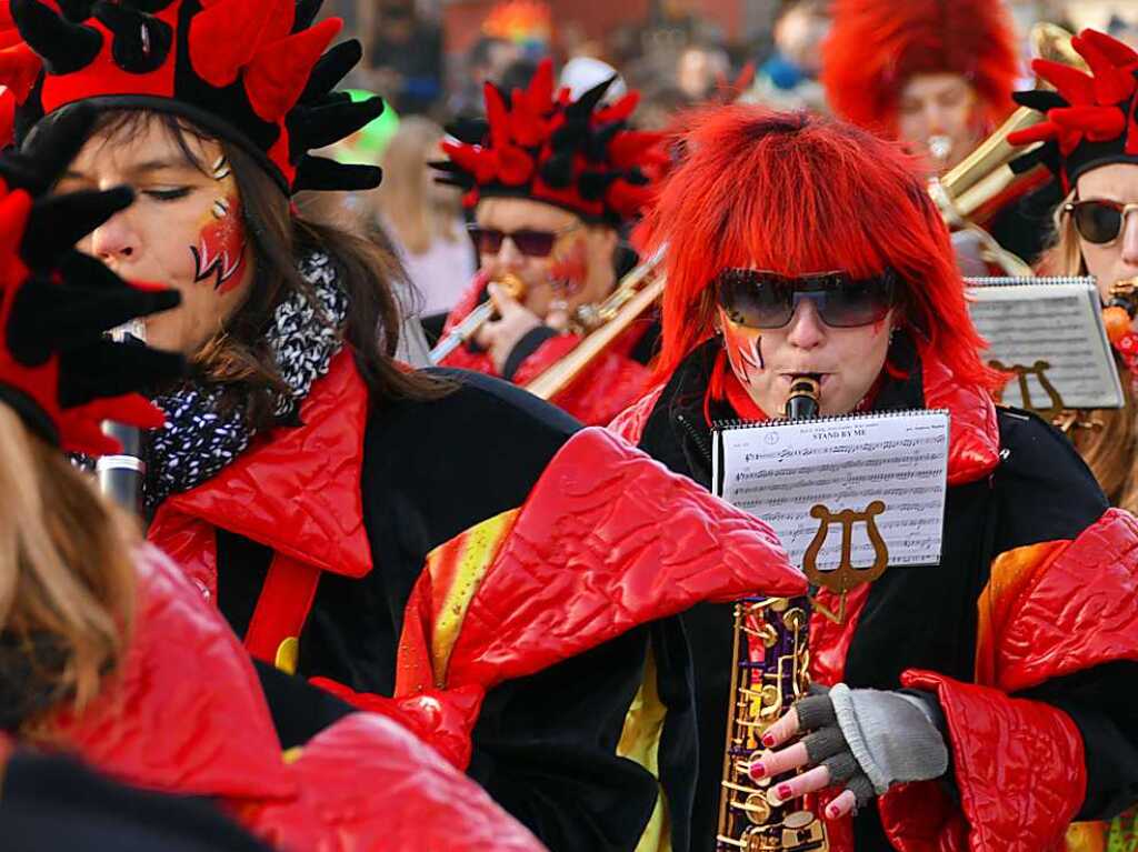 2400 Hstrger, Blaskappeln, Guggemusiken und Narrencliquen verwandelten Zarten beim Jubilum der Schlangenzunft in einen wahrhaftigen Hexenkessel.