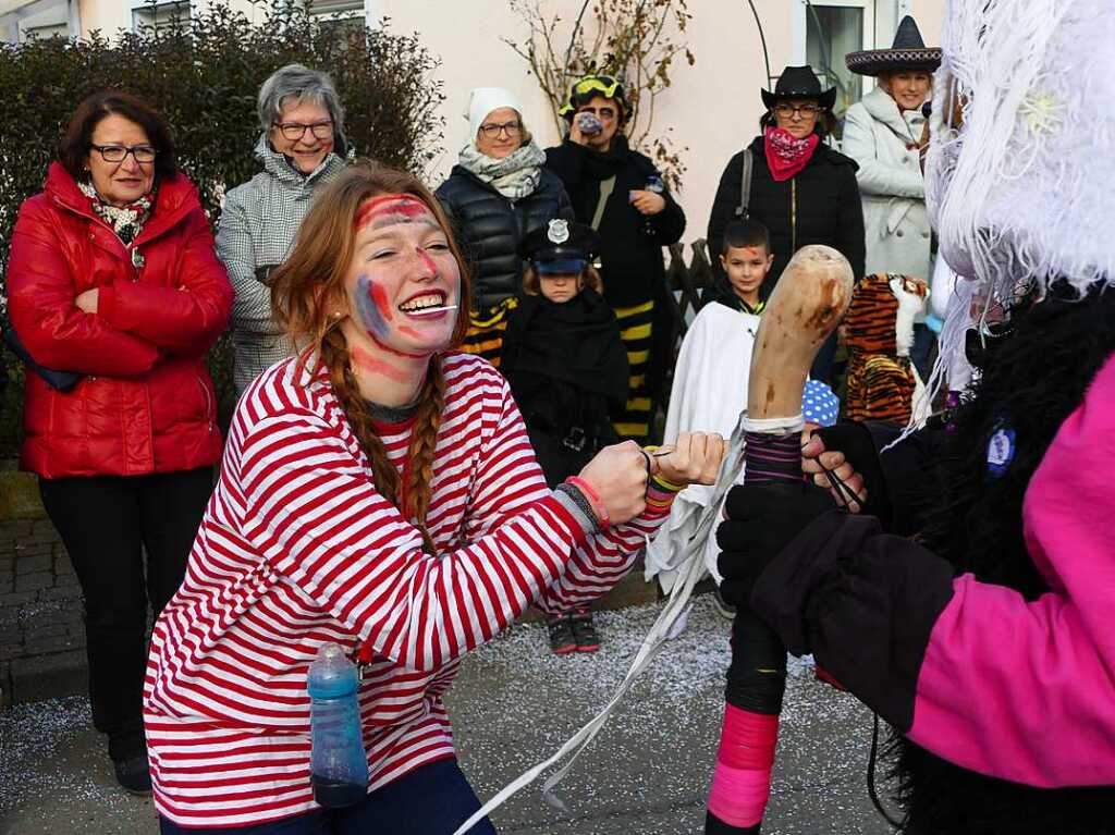 2400 Hstrger, Blaskappeln, Guggemusiken und Narrencliquen verwandelten Zarten beim Jubilum der Schlangenzunft in einen wahrhaftigen Hexenkessel.