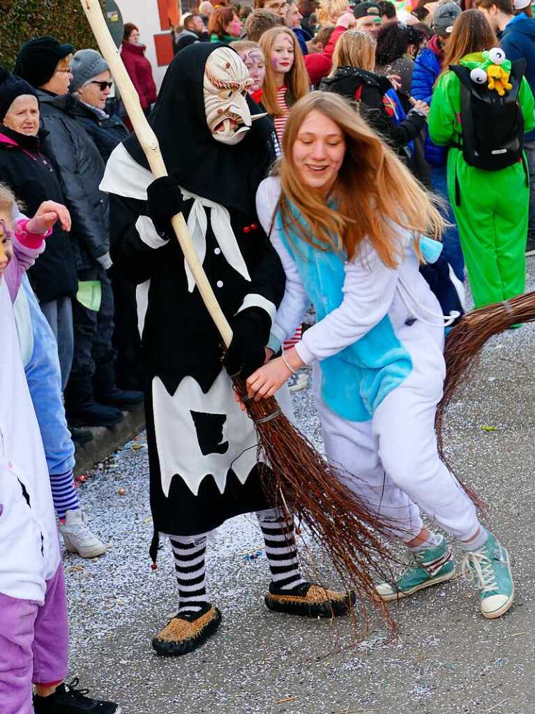 2400 Hstrger, Blaskappeln, Guggemusiken und Narrencliquen verwandelten Zarten beim Jubilum der Schlangenzunft in einen wahrhaftigen Hexenkessel.