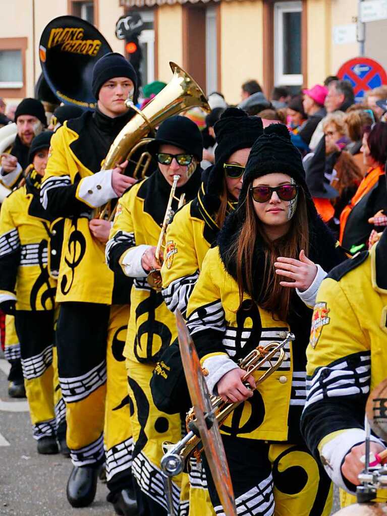 2400 Hstrger, Blaskappeln, Guggemusiken und Narrencliquen verwandelten Zarten beim Jubilum der Schlangenzunft in einen wahrhaftigen Hexenkessel.