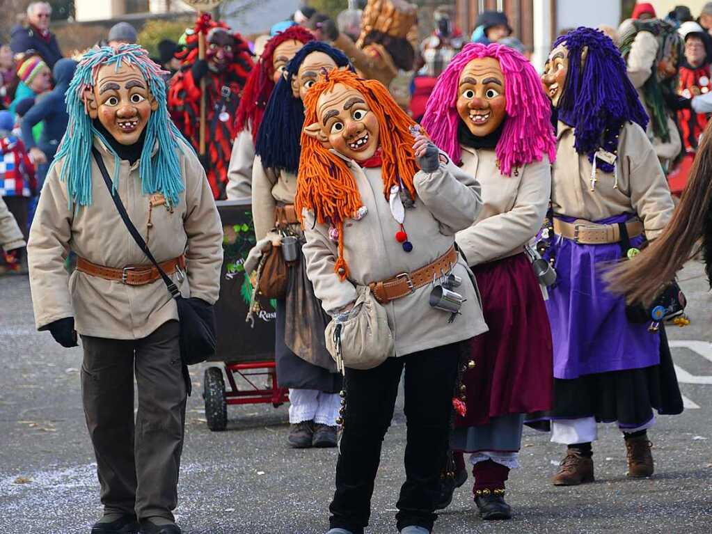 2400 Hstrger, Blaskappeln, Guggemusiken und Narrencliquen verwandelten Zarten beim Jubilum der Schlangenzunft in einen wahrhaftigen Hexenkessel.