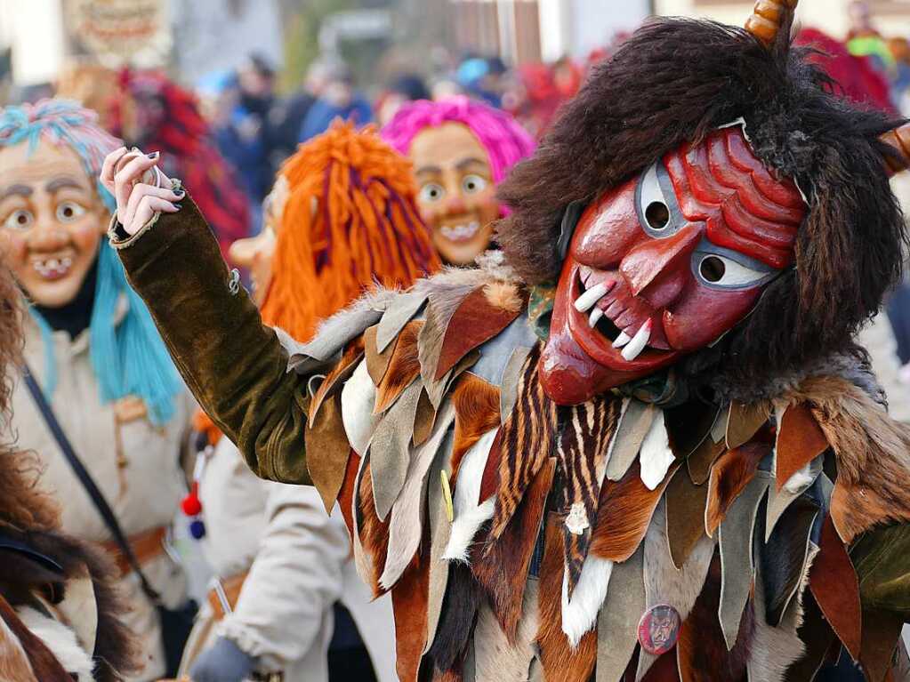 2400 Hstrger, Blaskappeln, Guggemusiken und Narrencliquen verwandelten Zarten beim Jubilum der Schlangenzunft in einen wahrhaftigen Hexenkessel.