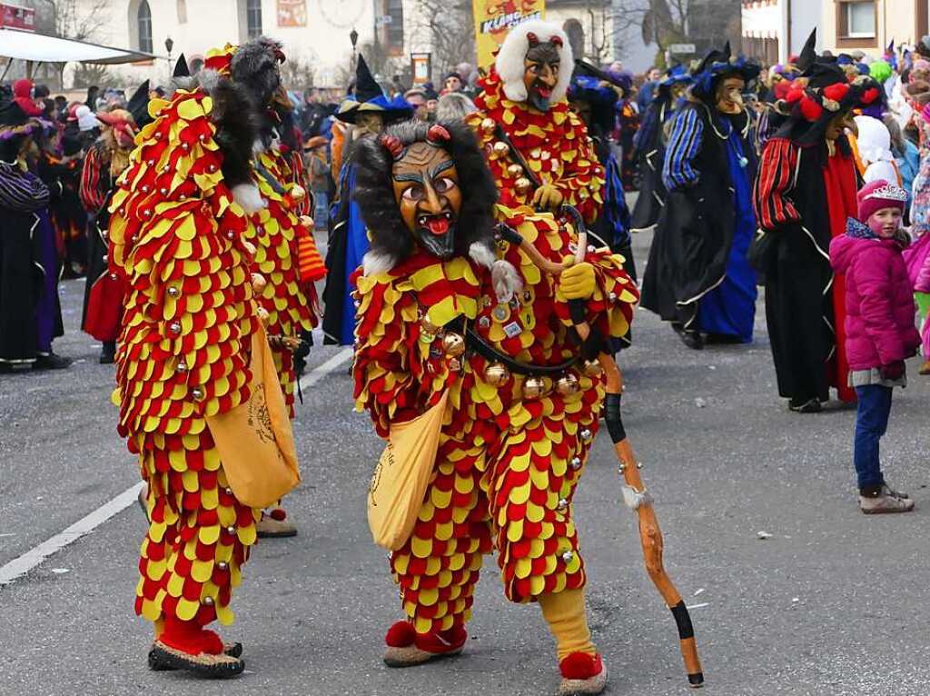 2400 Hstrger, Blaskappeln, Guggemusiken und Narrencliquen verwandelten Zarten beim Jubilum der Schlangenzunft in einen wahrhaftigen Hexenkessel.