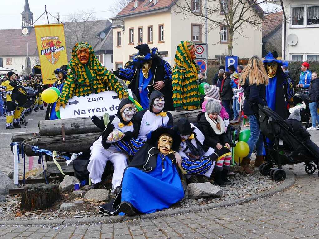 2400 Hstrger, Blaskappeln, Guggemusiken und Narrencliquen verwandelten Zarten beim Jubilum der Schlangenzunft in einen wahrhaftigen Hexenkessel.