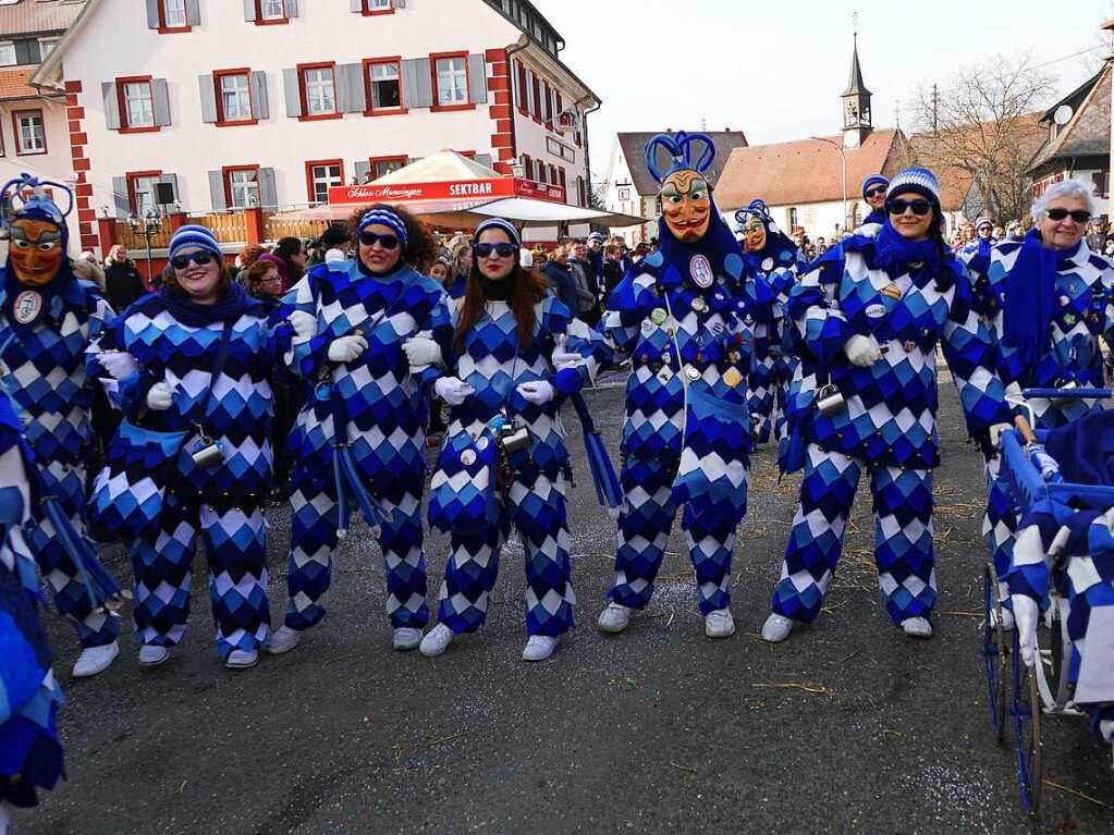 2400 Hstrger, Blaskappeln, Guggemusiken und Narrencliquen verwandelten Zarten beim Jubilum der Schlangenzunft in einen wahrhaftigen Hexenkessel.