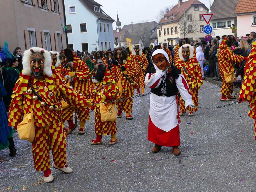 2400 Hstrger, Blaskappeln, Guggemusiken und Narrencliquen verwandelten Zarten beim Jubilum der Schlangenzunft in einen wahrhaftigen Hexenkessel.