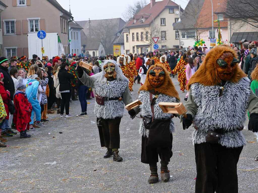 2400 Hstrger, Blaskappeln, Guggemusiken und Narrencliquen verwandelten Zarten beim Jubilum der Schlangenzunft in einen wahrhaftigen Hexenkessel.