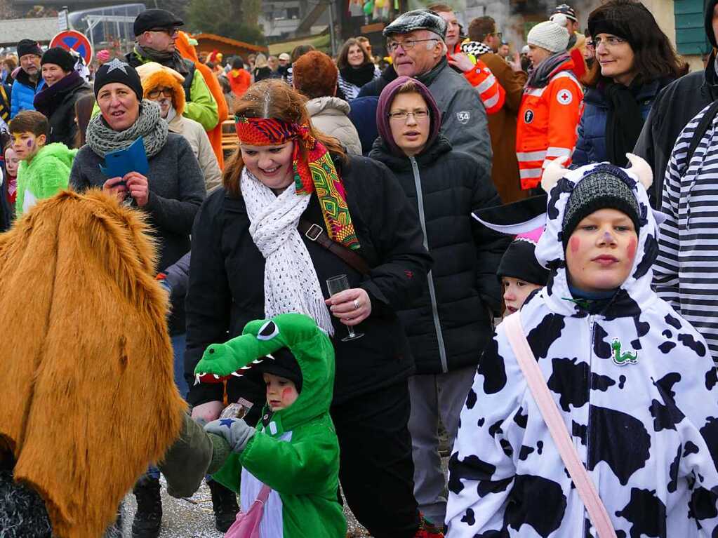 2400 Hstrger, Blaskappeln, Guggemusiken und Narrencliquen verwandelten Zarten beim Jubilum der Schlangenzunft in einen wahrhaftigen Hexenkessel.