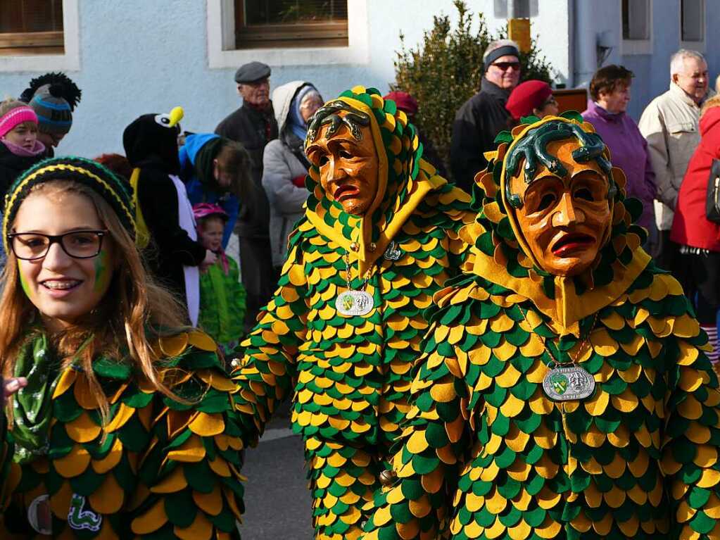 2400 Hstrger, Blaskappeln, Guggemusiken und Narrencliquen verwandelten Zarten beim Jubilum der Schlangenzunft in einen wahrhaftigen Hexenkessel.