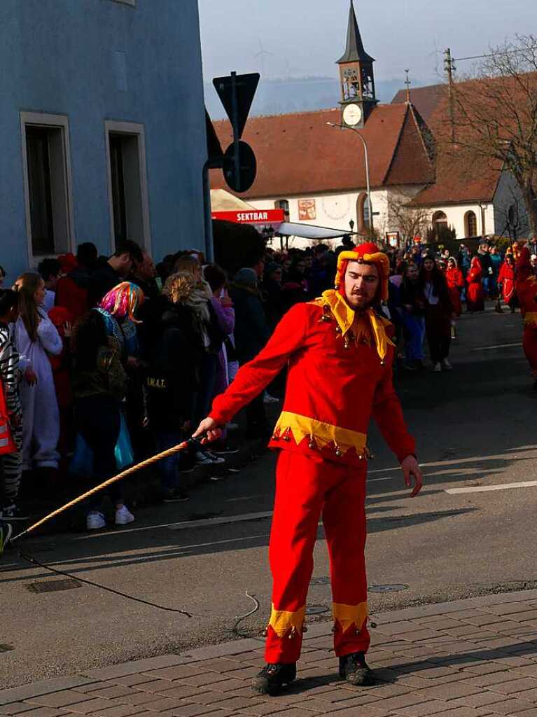 2400 Hstrger, Blaskappeln, Guggemusiken und Narrencliquen verwandelten Zarten beim Jubilum der Schlangenzunft in einen wahrhaftigen Hexenkessel.