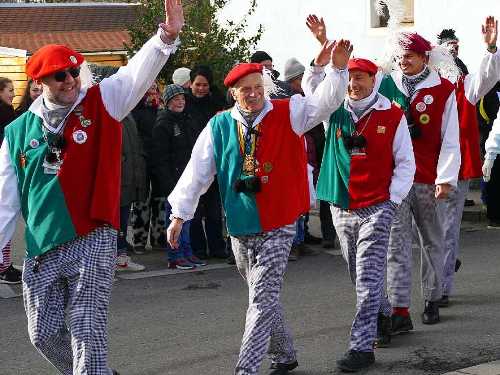 2400 Hstrger, Blaskappeln, Guggemusiken und Narrencliquen verwandelten Zarten beim Jubilum der Schlangenzunft in einen wahrhaftigen Hexenkessel.