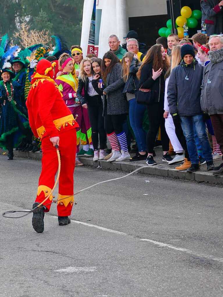 2400 Hstrger, Blaskappeln, Guggemusiken und Narrencliquen verwandelten Zarten beim Jubilum der Schlangenzunft in einen wahrhaftigen Hexenkessel.