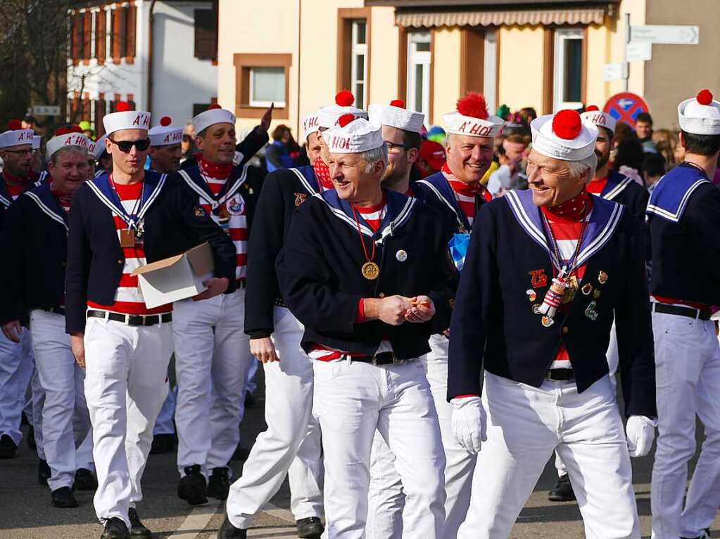 2400 Hstrger, Blaskappeln, Guggemusiken und Narrencliquen verwandelten Zarten beim Jubilum der Schlangenzunft in einen wahrhaftigen Hexenkessel.