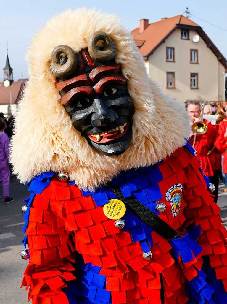 2400 Hstrger, Blaskappeln, Guggemusiken und Narrencliquen verwandelten Zarten beim Jubilum der Schlangenzunft in einen wahrhaftigen Hexenkessel.