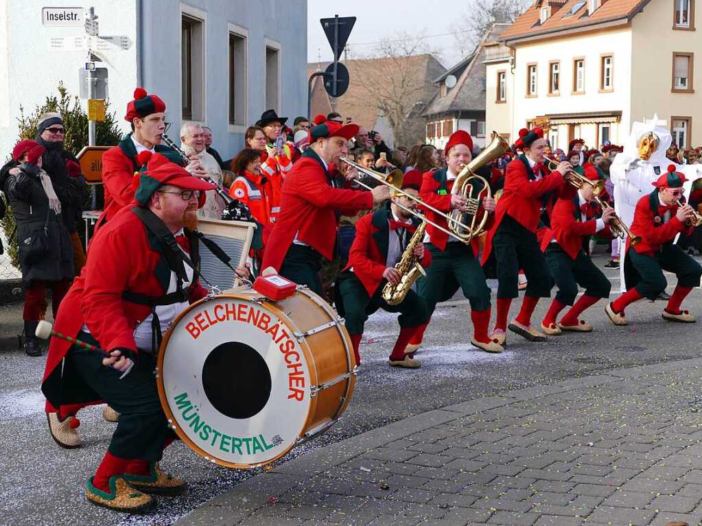 2400 Hstrger, Blaskappeln, Guggemusiken und Narrencliquen verwandelten Zarten beim Jubilum der Schlangenzunft in einen wahrhaftigen Hexenkessel.