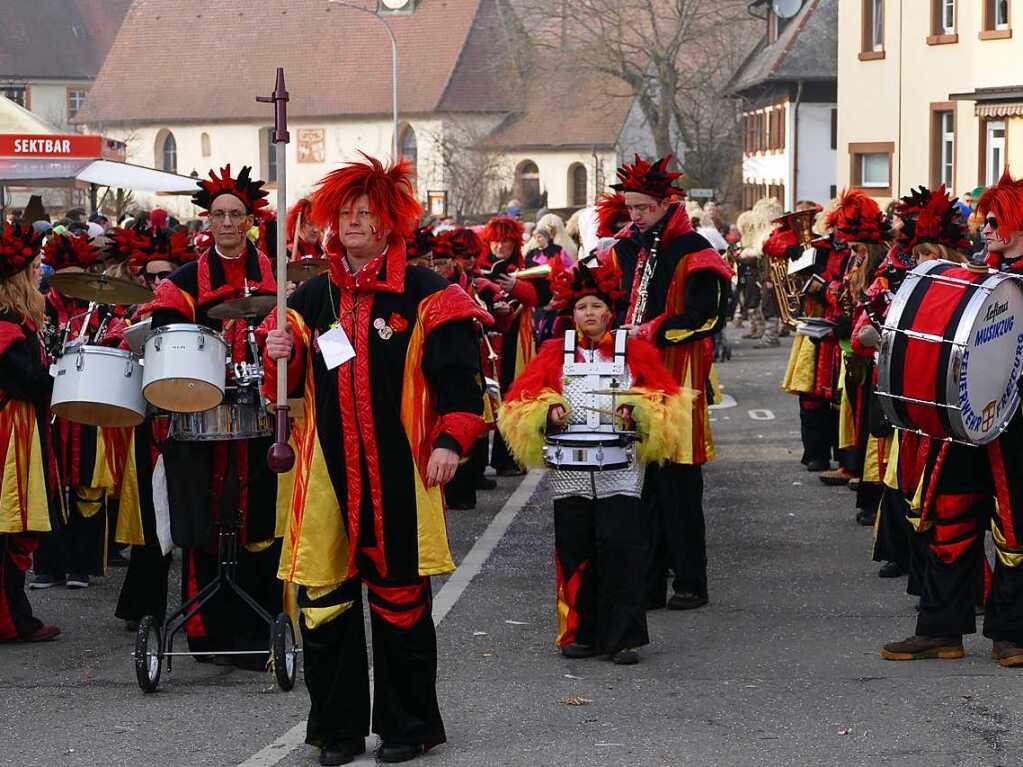 2400 Hstrger, Blaskappeln, Guggemusiken und Narrencliquen verwandelten Zarten beim Jubilum der Schlangenzunft in einen wahrhaftigen Hexenkessel.