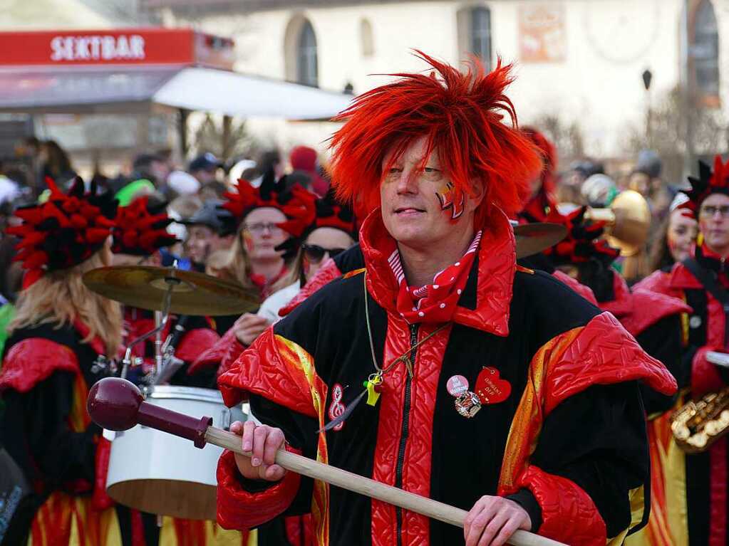 2400 Hstrger, Blaskappeln, Guggemusiken und Narrencliquen verwandelten Zarten beim Jubilum der Schlangenzunft in einen wahrhaftigen Hexenkessel.