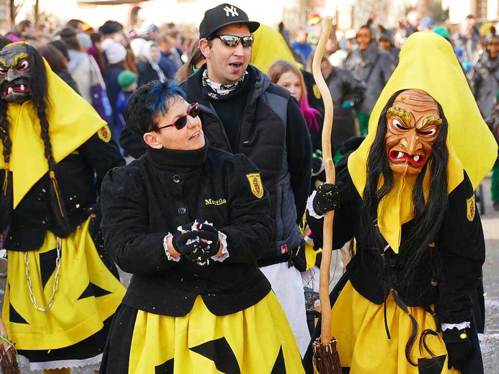 2400 Hstrger, Blaskappeln, Guggemusiken und Narrencliquen verwandelten Zarten beim Jubilum der Schlangenzunft in einen wahrhaftigen Hexenkessel.