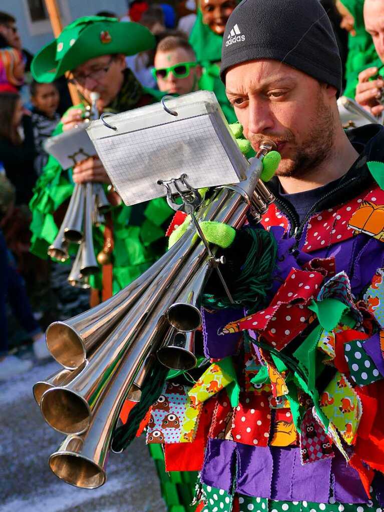 2400 Hstrger, Blaskappeln, Guggemusiken und Narrencliquen verwandelten Zarten beim Jubilum der Schlangenzunft in einen wahrhaftigen Hexenkessel.