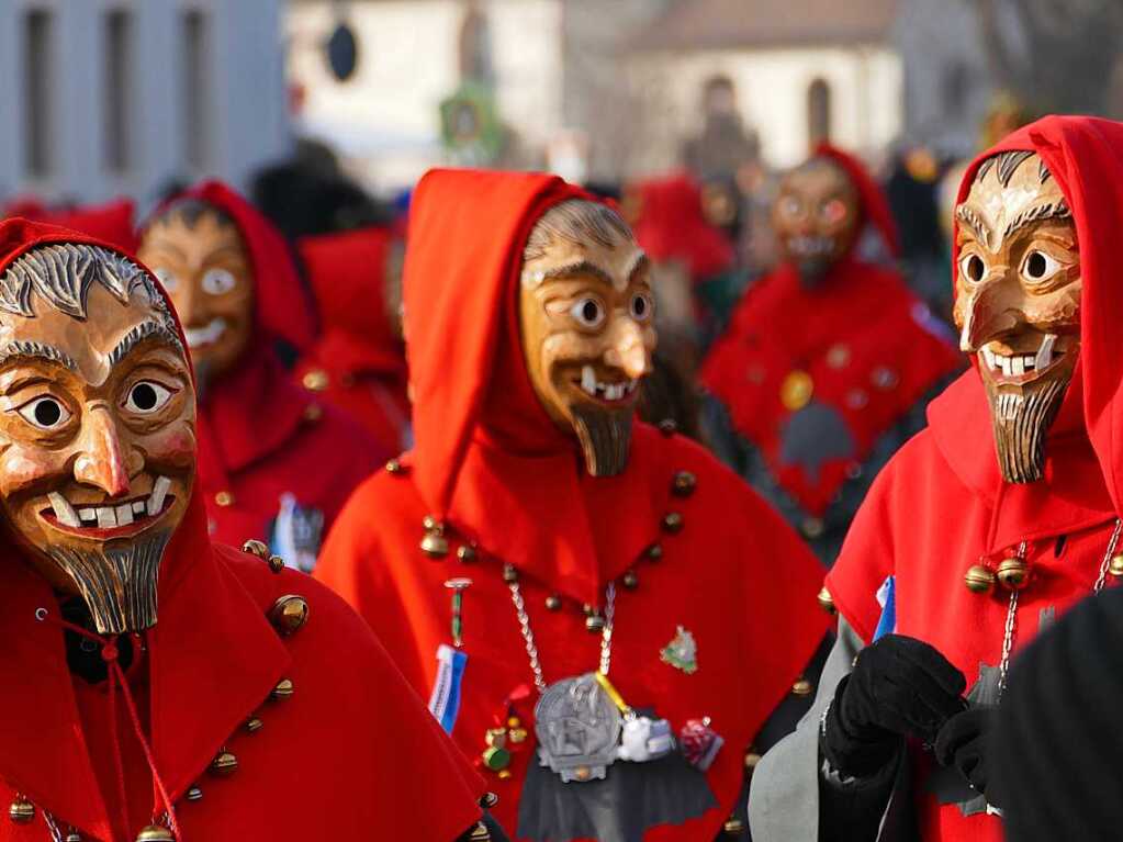 2400 Hstrger, Blaskappeln, Guggemusiken und Narrencliquen verwandelten Zarten beim Jubilum der Schlangenzunft in einen wahrhaftigen Hexenkessel.