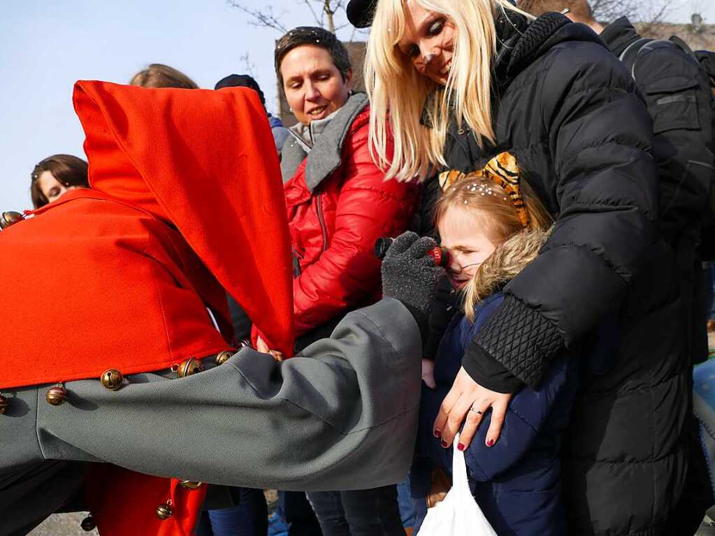 2400 Hstrger, Blaskappeln, Guggemusiken und Narrencliquen verwandelten Zarten beim Jubilum der Schlangenzunft in einen wahrhaftigen Hexenkessel.