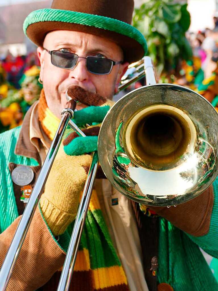 2400 Hstrger, Blaskappeln, Guggemusiken und Narrencliquen verwandelten Zarten beim Jubilum der Schlangenzunft in einen wahrhaftigen Hexenkessel.