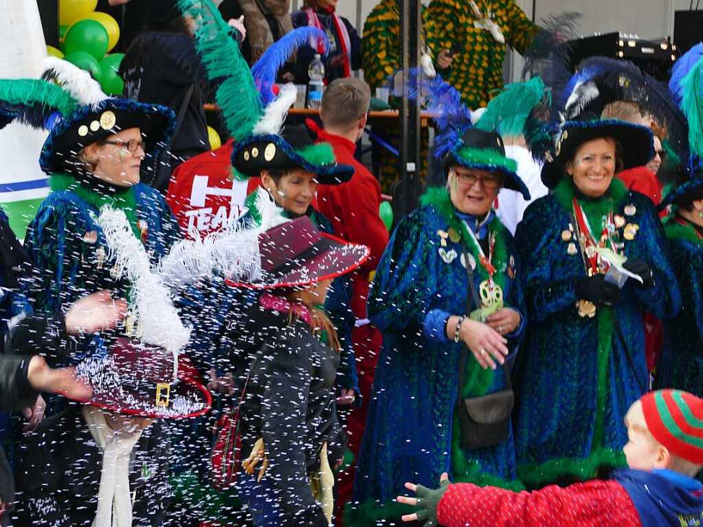 2400 Hstrger, Blaskappeln, Guggemusiken und Narrencliquen verwandelten Zarten beim Jubilum der Schlangenzunft in einen wahrhaftigen Hexenkessel.