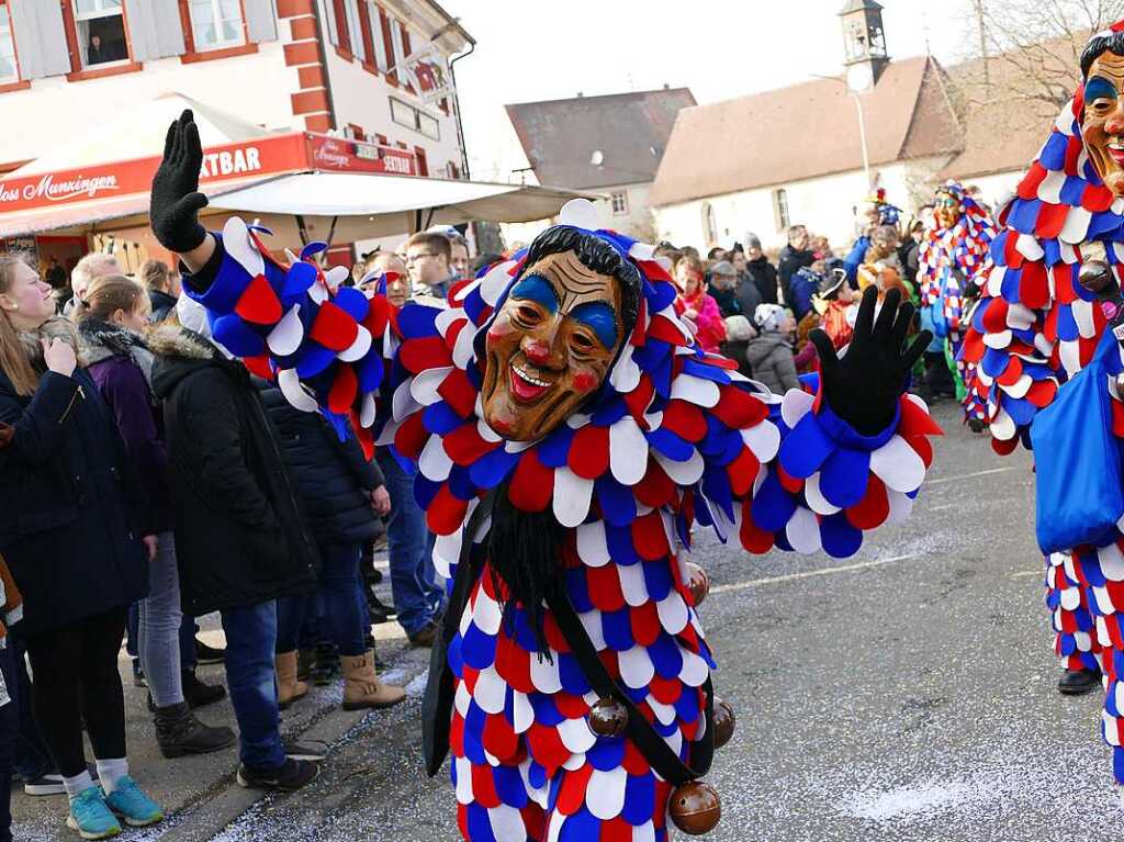 2400 Hstrger, Blaskappeln, Guggemusiken und Narrencliquen verwandelten Zarten beim Jubilum der Schlangenzunft in einen wahrhaftigen Hexenkessel.