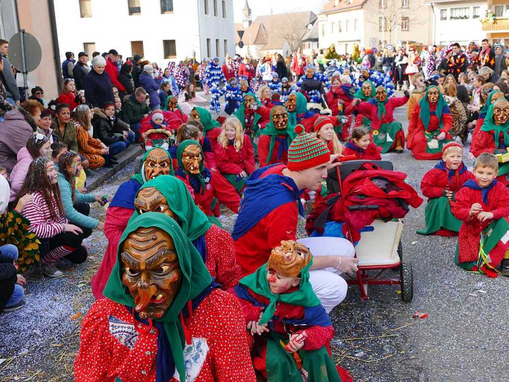 2400 Hstrger, Blaskappeln, Guggemusiken und Narrencliquen verwandelten Zarten beim Jubilum der Schlangenzunft in einen wahrhaftigen Hexenkessel.