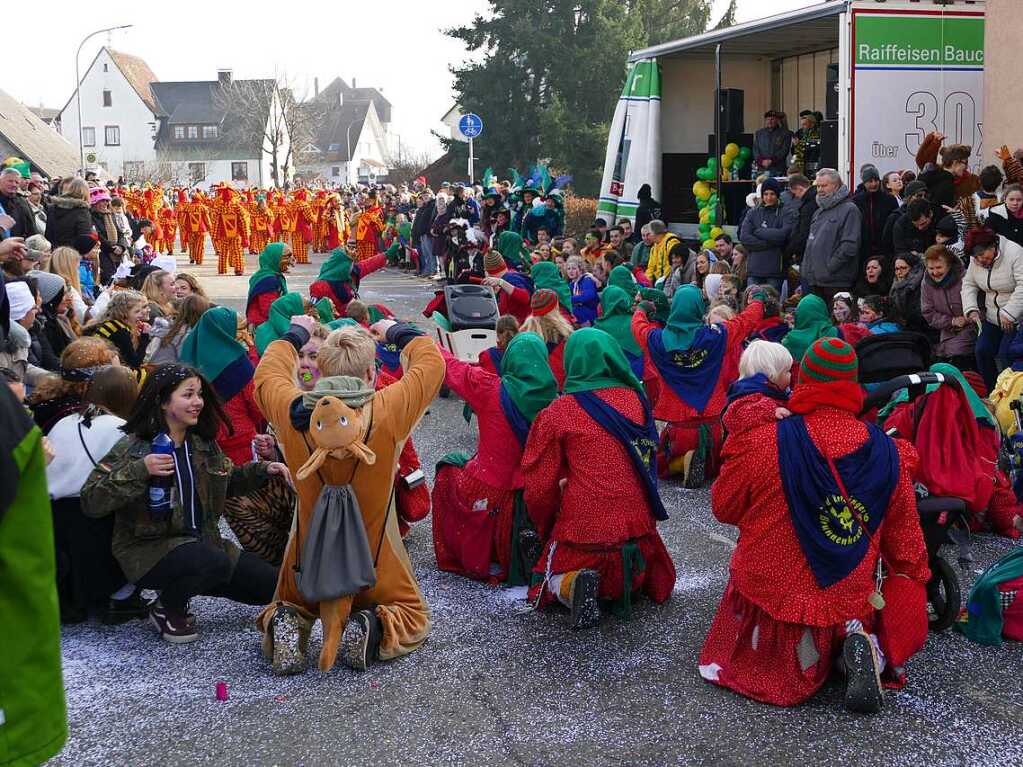 2400 Hstrger, Blaskappeln, Guggemusiken und Narrencliquen verwandelten Zarten beim Jubilum der Schlangenzunft in einen wahrhaftigen Hexenkessel.