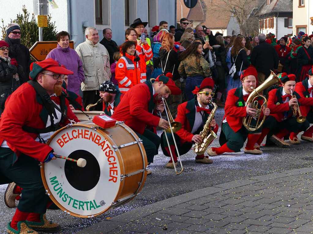 2400 Hstrger, Blaskappeln, Guggemusiken und Narrencliquen verwandelten Zarten beim Jubilum der Schlangenzunft in einen wahrhaftigen Hexenkessel.