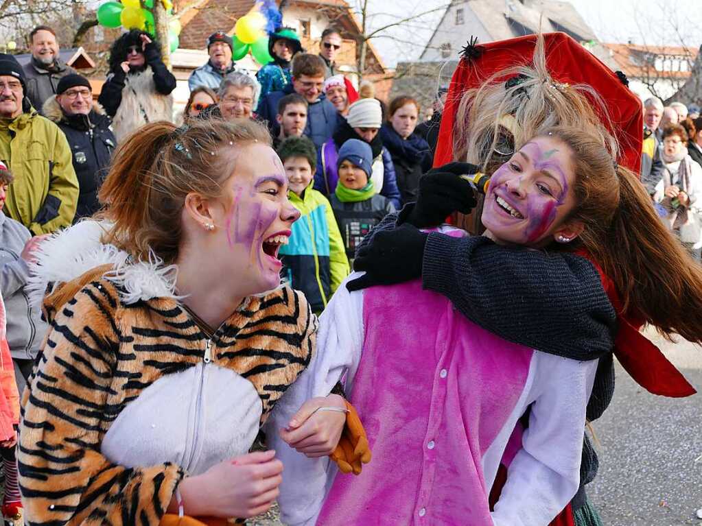 2400 Hstrger, Blaskappeln, Guggemusiken und Narrencliquen verwandelten Zarten beim Jubilum der Schlangenzunft in einen wahrhaftigen Hexenkessel.