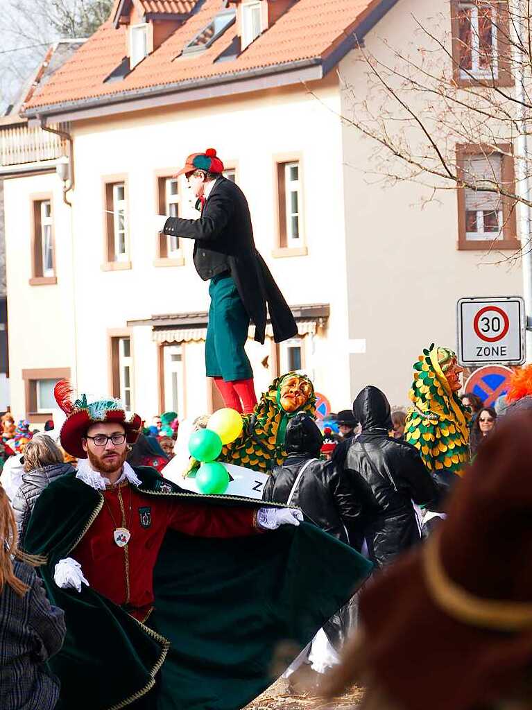 2400 Hstrger, Blaskappeln, Guggemusiken und Narrencliquen verwandelten Zarten beim Jubilum der Schlangenzunft in einen wahrhaftigen Hexenkessel.