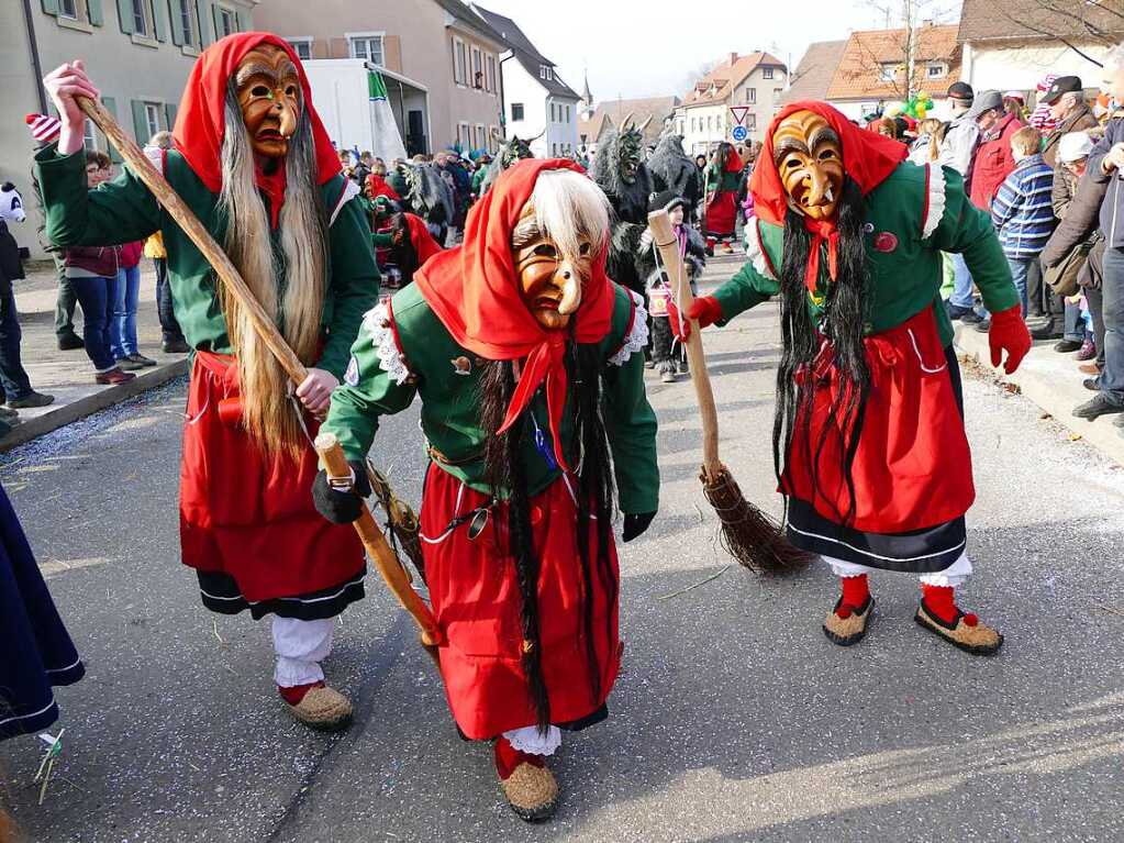 2400 Hstrger, Blaskappeln, Guggemusiken und Narrencliquen verwandelten Zarten beim Jubilum der Schlangenzunft in einen wahrhaftigen Hexenkessel.