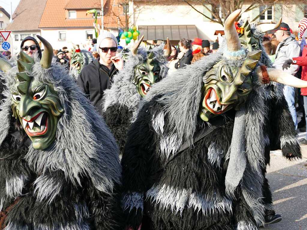 2400 Hstrger, Blaskappeln, Guggemusiken und Narrencliquen verwandelten Zarten beim Jubilum der Schlangenzunft in einen wahrhaftigen Hexenkessel.