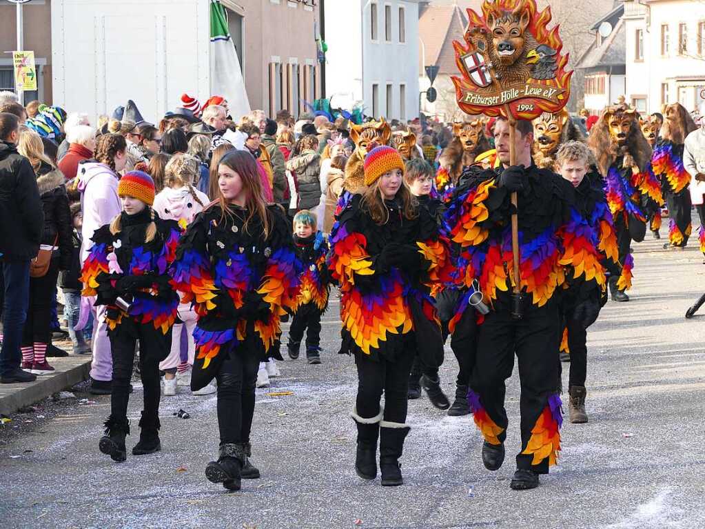 2400 Hstrger, Blaskappeln, Guggemusiken und Narrencliquen verwandelten Zarten beim Jubilum der Schlangenzunft in einen wahrhaftigen Hexenkessel.